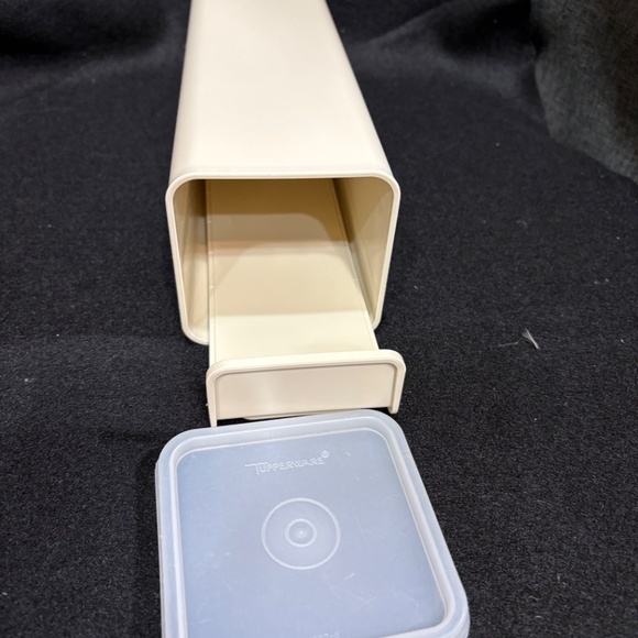 Tupperware Cheese Keeper Almond & Tray #1696-1 & Clear Lid #1697-8 - Picture 4 of 4